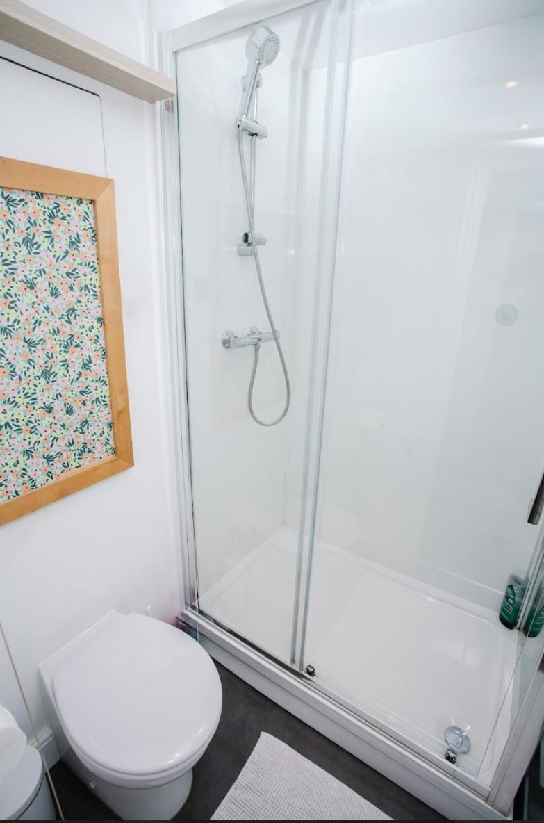 Town Centre Apartment With Hot Tub كيلتنهام المظهر الخارجي الصورة