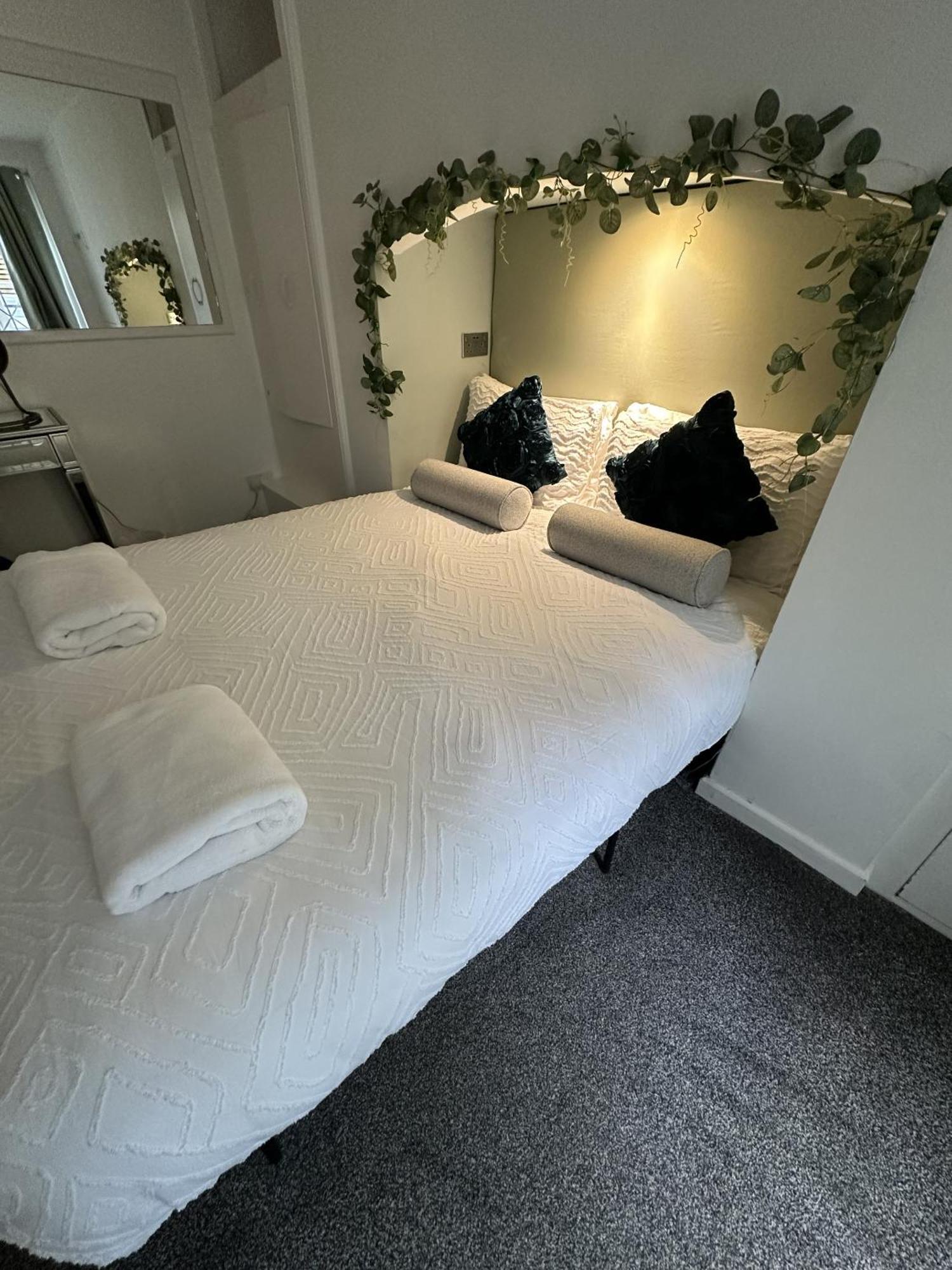 Town Centre Apartment With Hot Tub كيلتنهام المظهر الخارجي الصورة